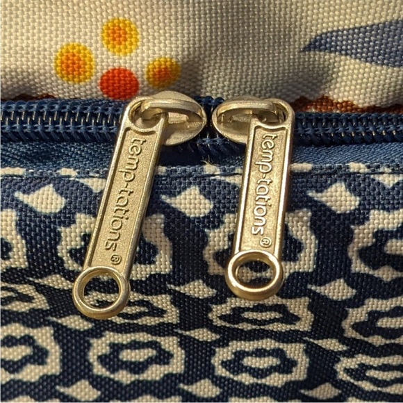 Temp-Tations Old World Insulated Hot/Cold Food Tote w/Bonus Apron - Picture 5 of 10